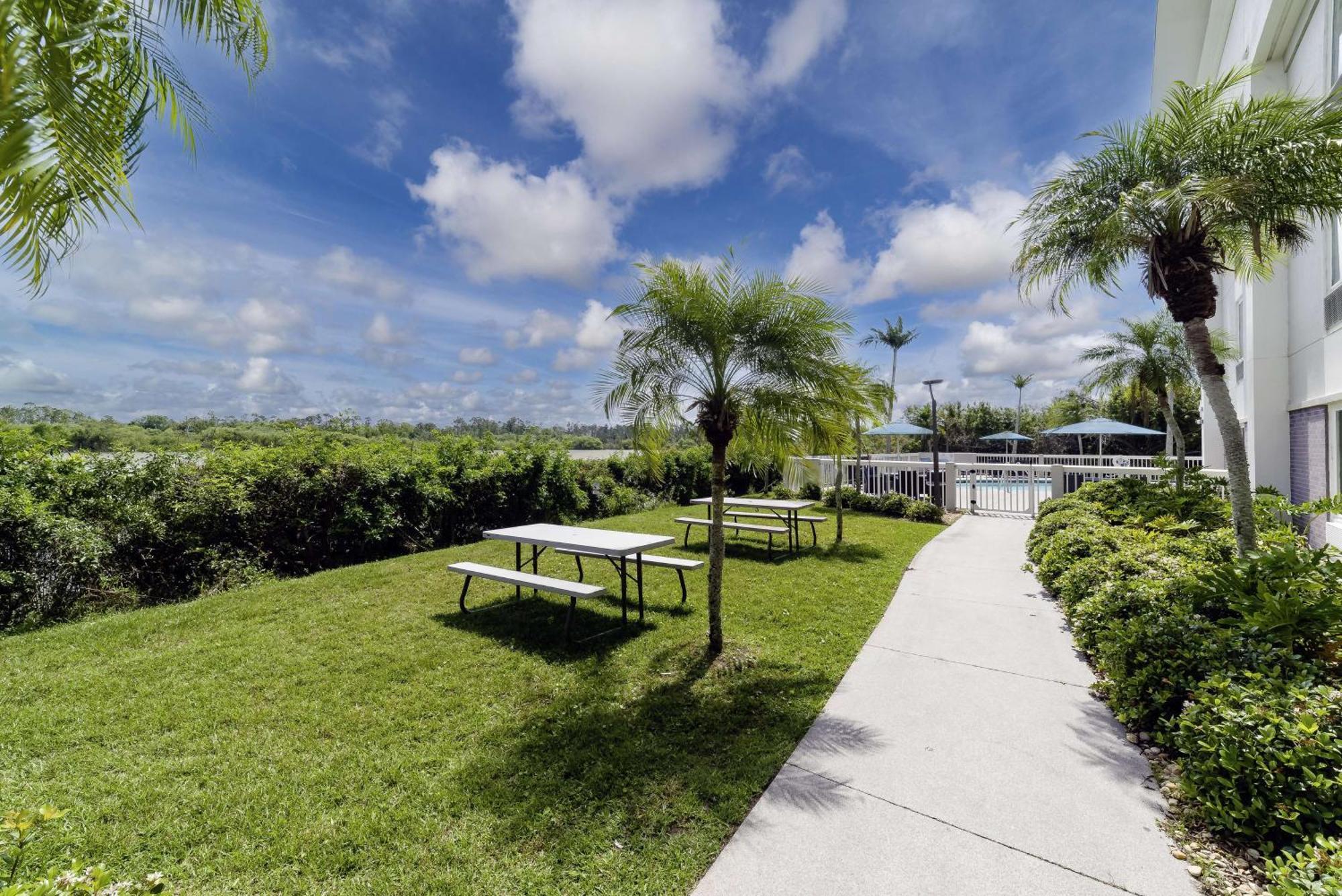 Hampton Inn Port Charlotte Bagian luar foto